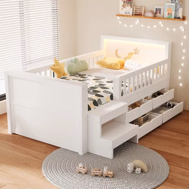 Letto singolo per bambini 90x200 cm con 4 cassetti; testiera stelle e luna; gradino; sponda e LED; legno bianco