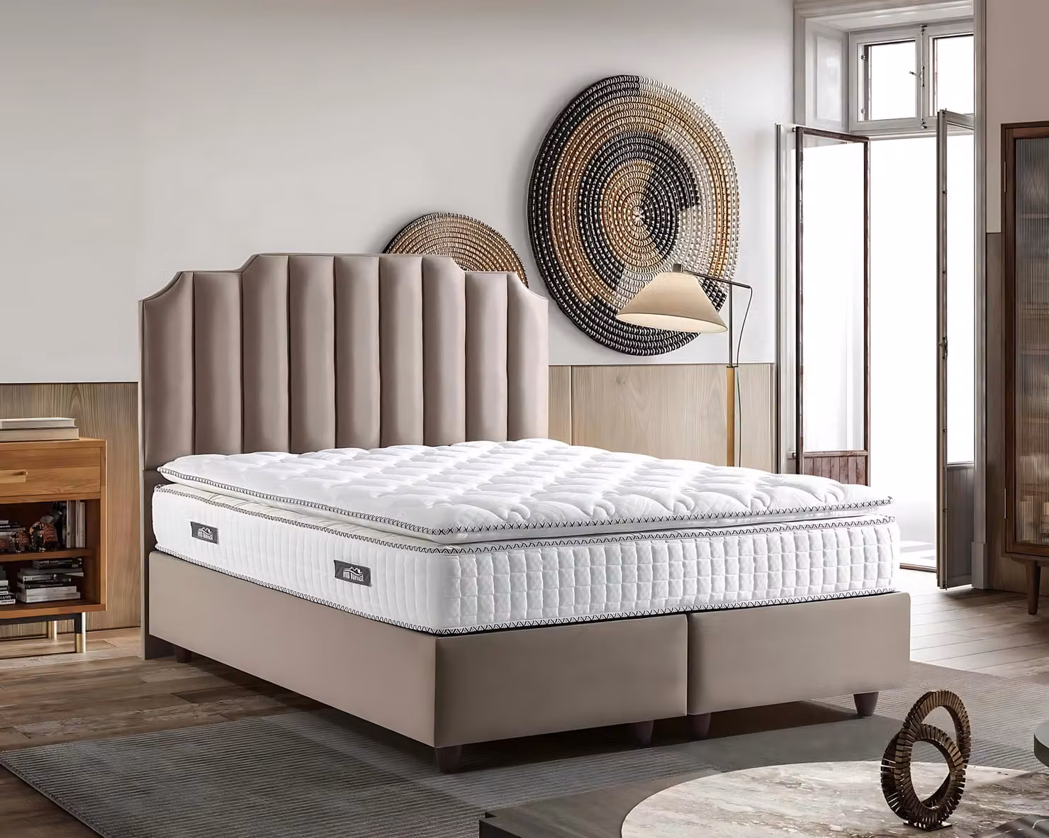 Elegantes Bett mit Matratze aus Textil in Beige für modernes