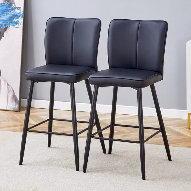 Set di 2 sgabelli da bar alti 101 cm, realizzati in materiale PU nero: schienale ergonomico, comodi ed eleganti.