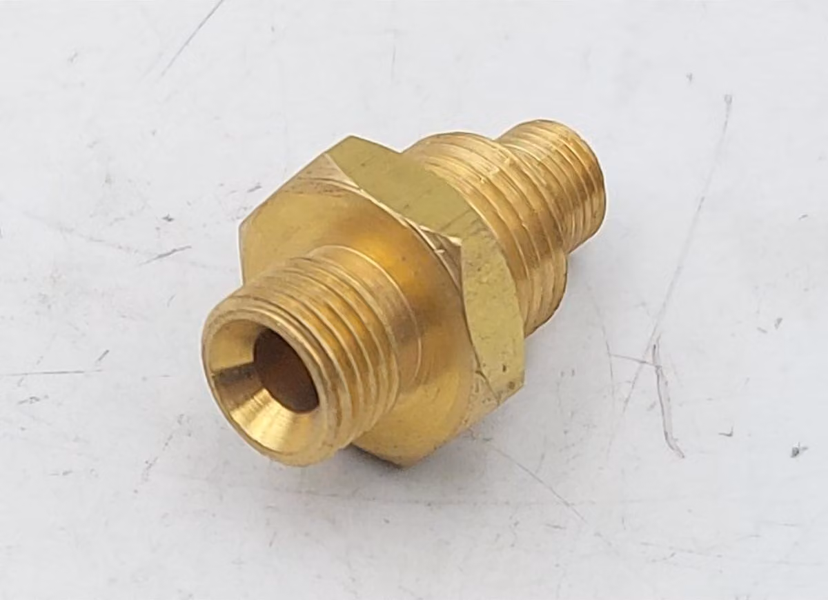 Raccordo del tubo del carburante