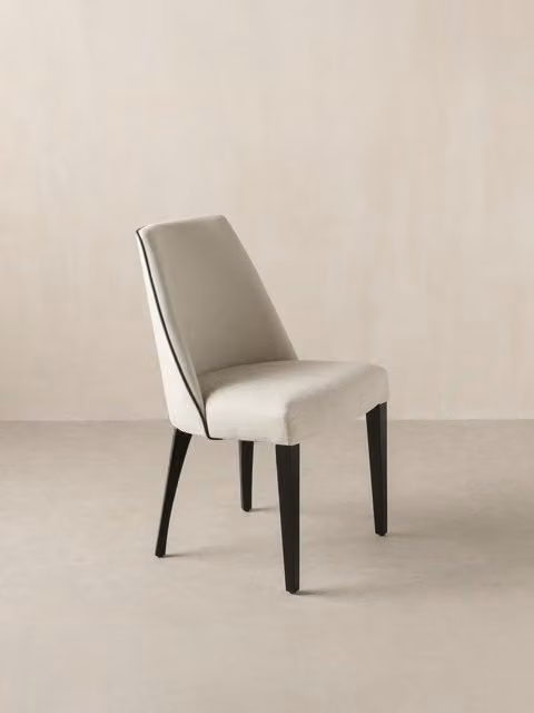 Sedia imbottita Arles Kenay Home beige con bordi neri e gambe in legno massello nero