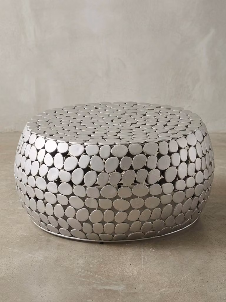 Moderno tavolino da salotto in alluminio color argento, pezzo unico realizzato a mano, design elegante. 66x66x32 cm | Kadima Design