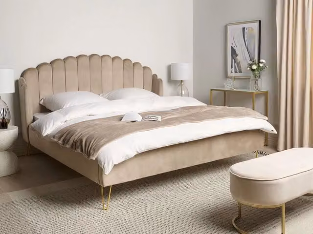 Letto matrimoniale Beliani in velluto beige con testiera a conchiglia e gambe in metallo L: 160 cm, P: 200 cm – 1