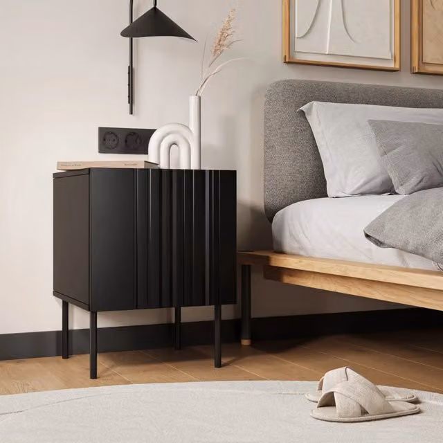 Comodino con cassetti DMORA in legno nero opaco L: 59 cm, P: 42 cm, H: 44,5 cm