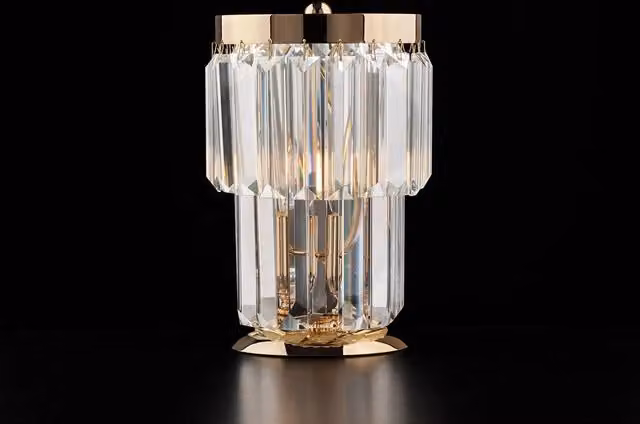 Lampada da tavolo Schubert di Bonetti Illumina in metallo oro e cristallo con attacco E14