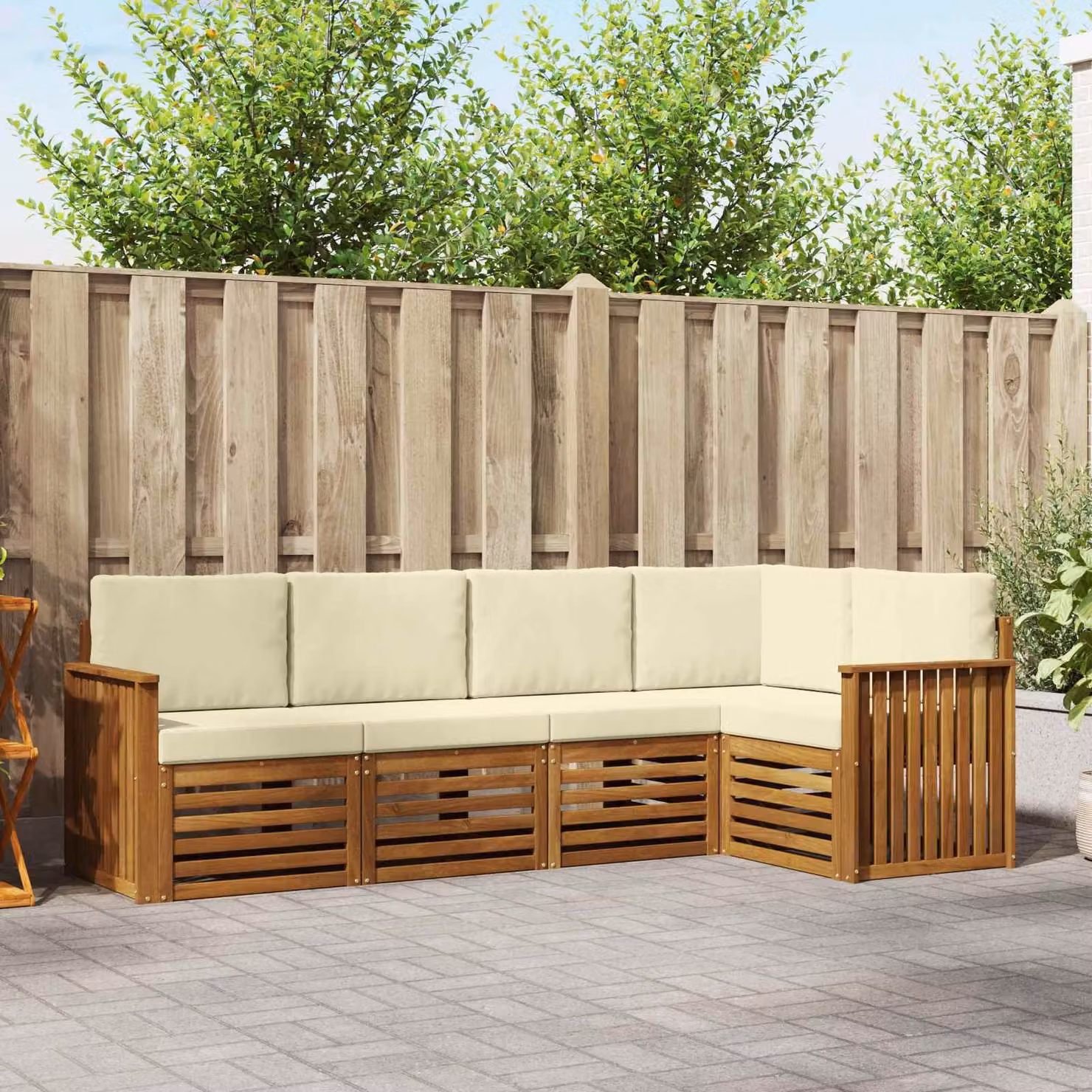 Set di divani da esterno a L vidaXL in legno di acacia con cuscini beige e bianchi