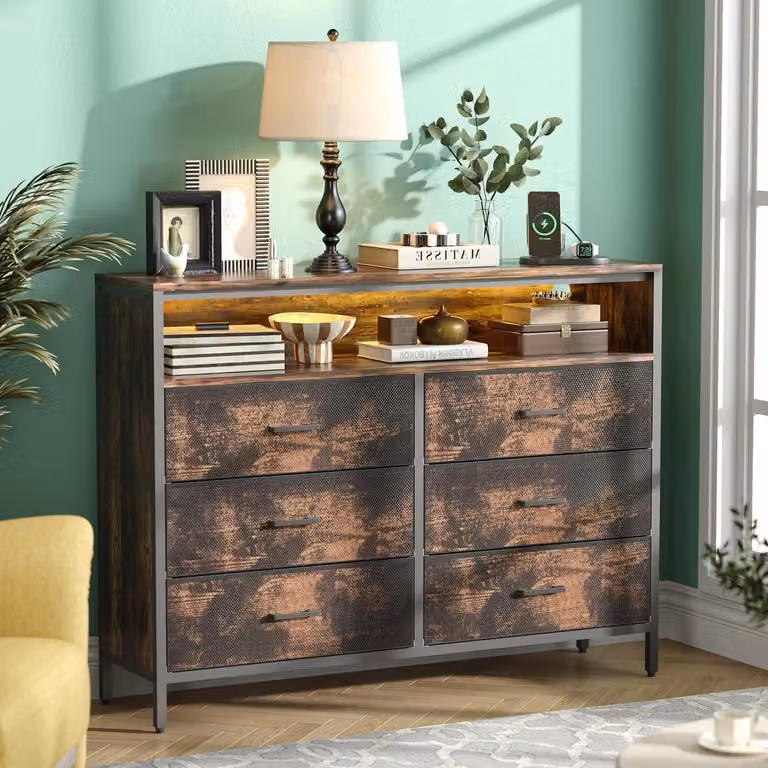 Comodino con 6 cassetti rivestiti in tessuto, 2 porte USB, 1 porta Type-C e 2 prese di corrente, dimensioni 114,5 x 30 x 87,5 cm