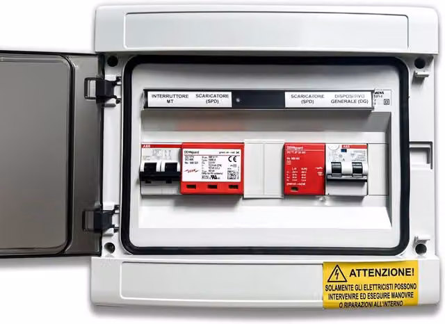 Quadro di distribuzione ABB AC/DC Monofase 3kW 1 Stringa 1 MPPT 20A 230V / 20A 600VDC con Interruttore Magnetotermico Differenziale e Scaricatore DEHN QC1M3, IP65, 12 Moduli, Bianco