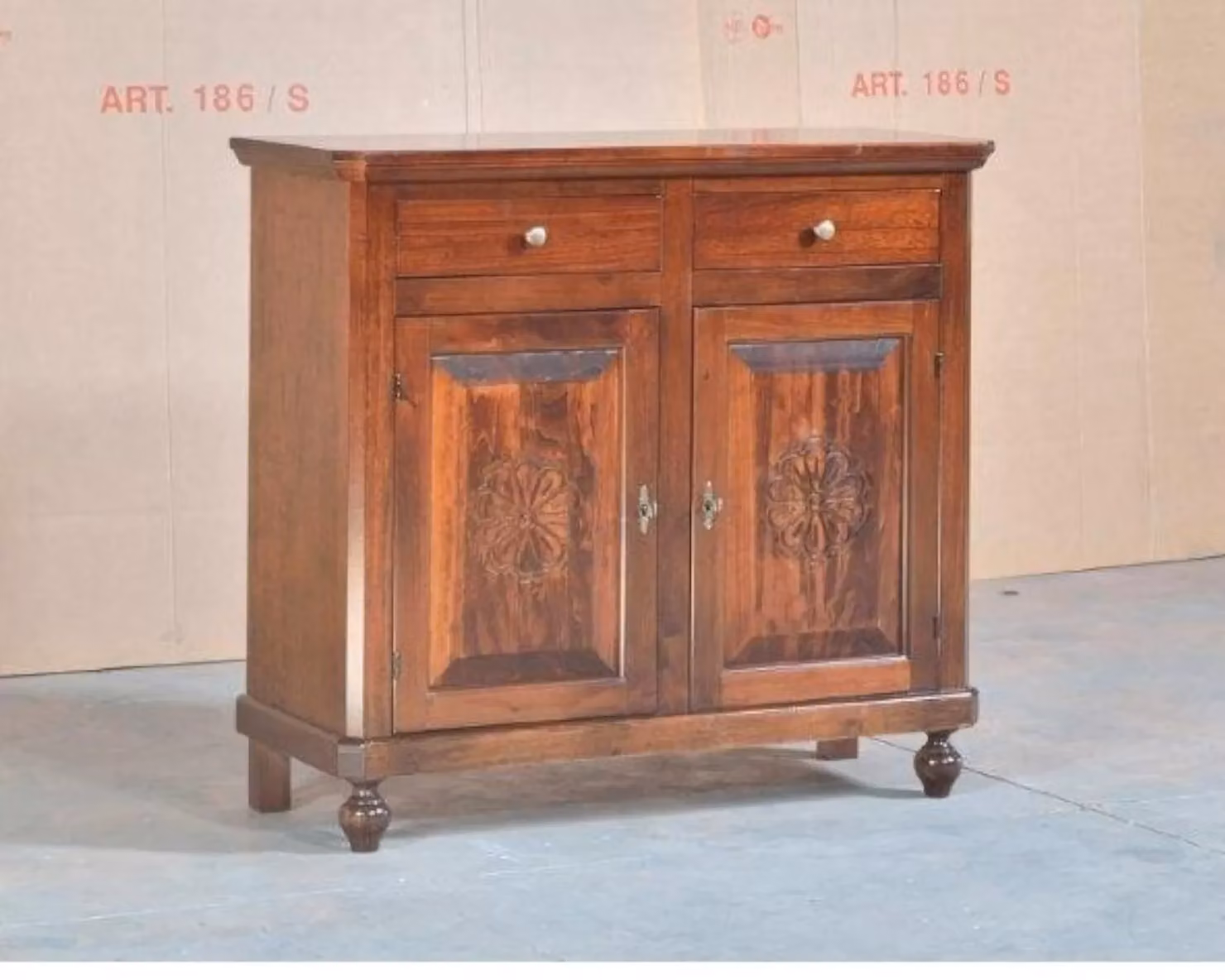 Madia credenza con 2 porte intagliata in stile classico tinta noce Mobili 2G L: 104 cm, P: 43 cm, H: 98 cm – 2