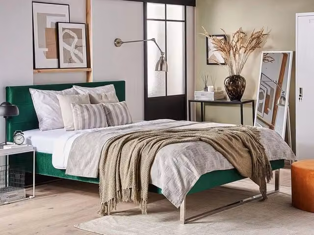 Letto Imbottito Beliani in Velluto Verde con Gambe Argentate L/P: 180 x 200 cm