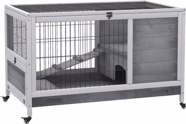 Conigliera in legno PawHut con 4 ruote e rampa, casetta per piccoli animali in legno di abete, Grigio, L 90 cm x P 53 cm x H 59 cm