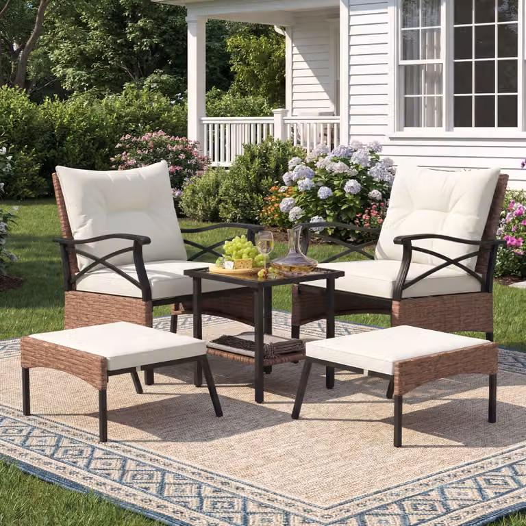 Set di mobili da giardino Costway in rattan marrone e beige composto da 5 pezzi con sedie, poggiapiedi e tavolino in vetro temperato a 2 livelli per esterno, balcone o terrazzo