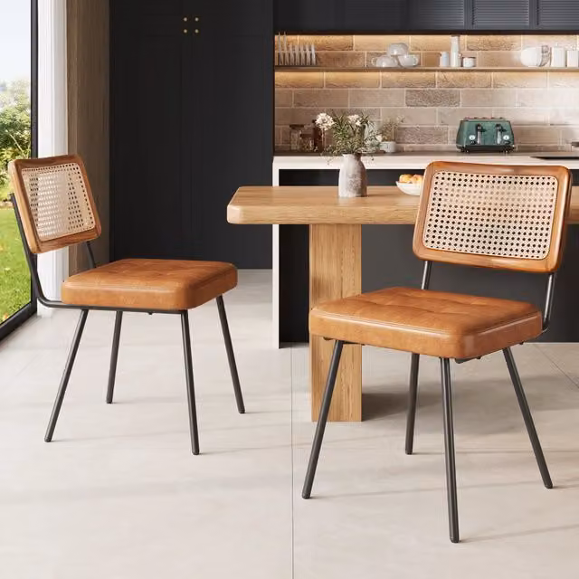 Sedia da pranzo MIVRAY con schienale curvo in rattan e seduta in ecopelle marrone con piedini regolabili H: 79 cm, L: 46 cm, P: 61 cm – 1