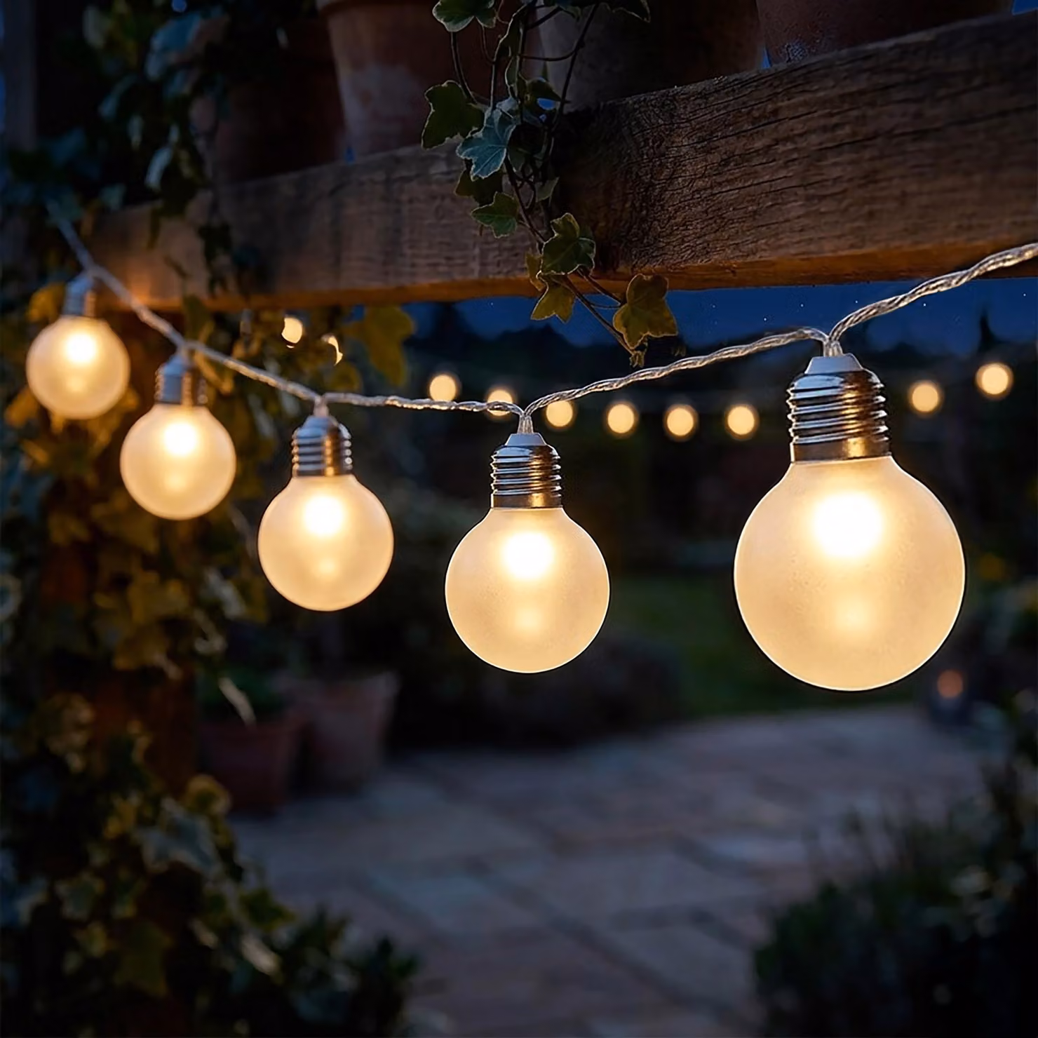Ghirlanda luminosa con 8 lampadine a LED per interni ed esterni, alimentata a batterie - 110 cm - Illuminazione decorativa da giardino con lampadine trasparenti