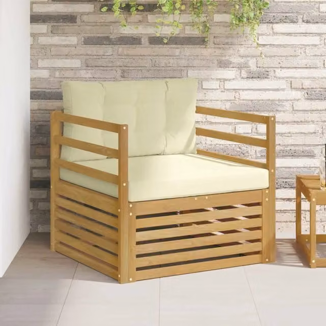 Divano da esterno moderno in legno di acacia con cuscini bianchi e beige per giardino e terrazza