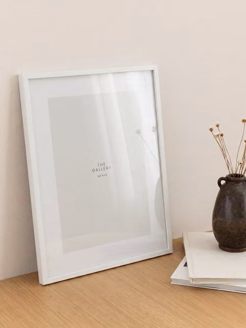 Cornice Elma Kenay Home bianca in metallo, rettangolare, 30 x 40 cm