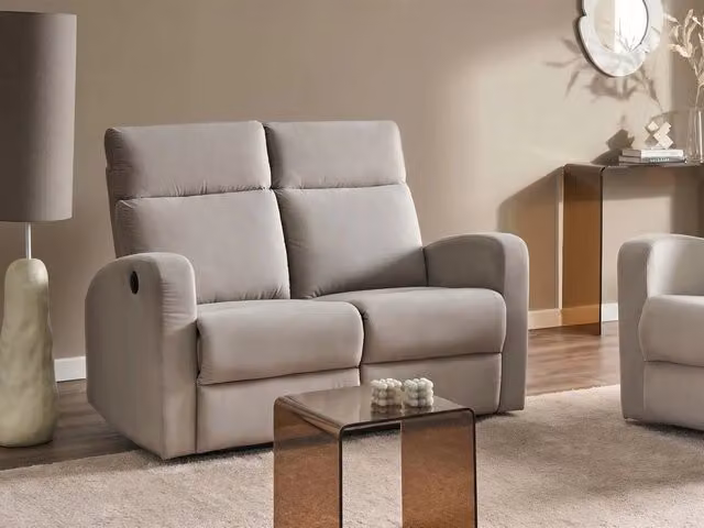 Divano 2 posti Beliani in velluto beige con schienale e poggiatesta regolabili elettricamente e design glamour per il tuo soggiorno L: 133 cm, P: 100 cm, H: 76 cm – 1