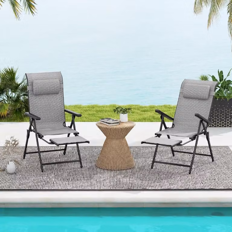 Set di 2 sedie a sdraio pieghevoli Costway in textilene e acciaio grigio con poggiatesta regolabile e braccioli per giardino e piscina
