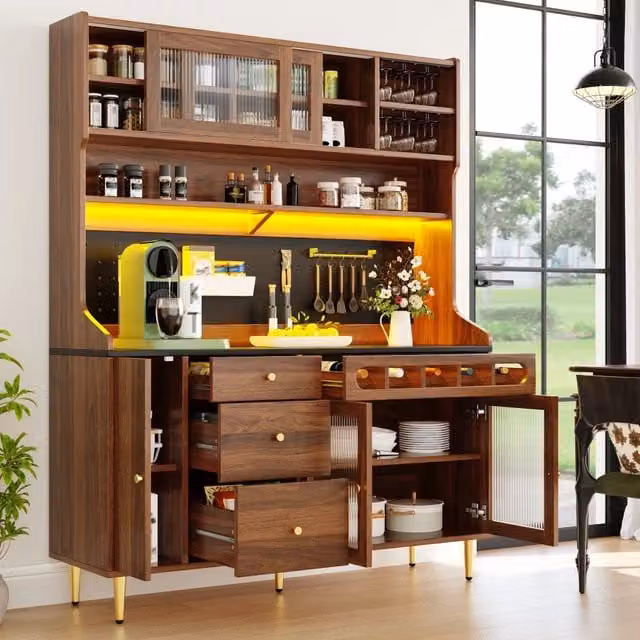 Credenza alta WISHDOR con LED intelligente, ante scorrevoli in vetro, ripiani interni, portabicchieri e portabottiglie, colore marrone, L: 145 cm, P: 39 cm, H: 171 cm