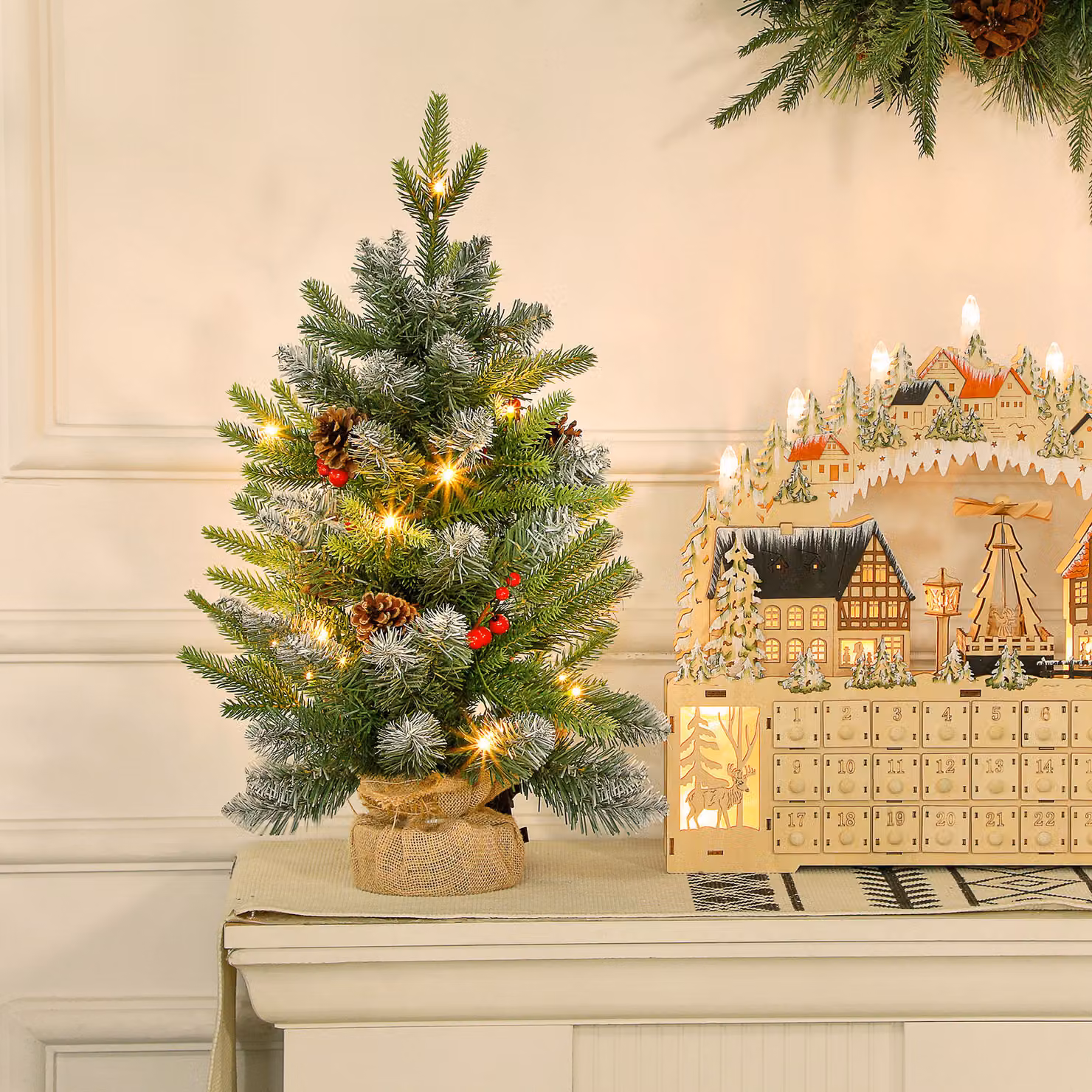 Mini Albero di Natale HOMCOM da tavolo con Luci LED, 141 Rami, Pigne e Bacche Rosse, Verde, Altezza: 60 cm – 2