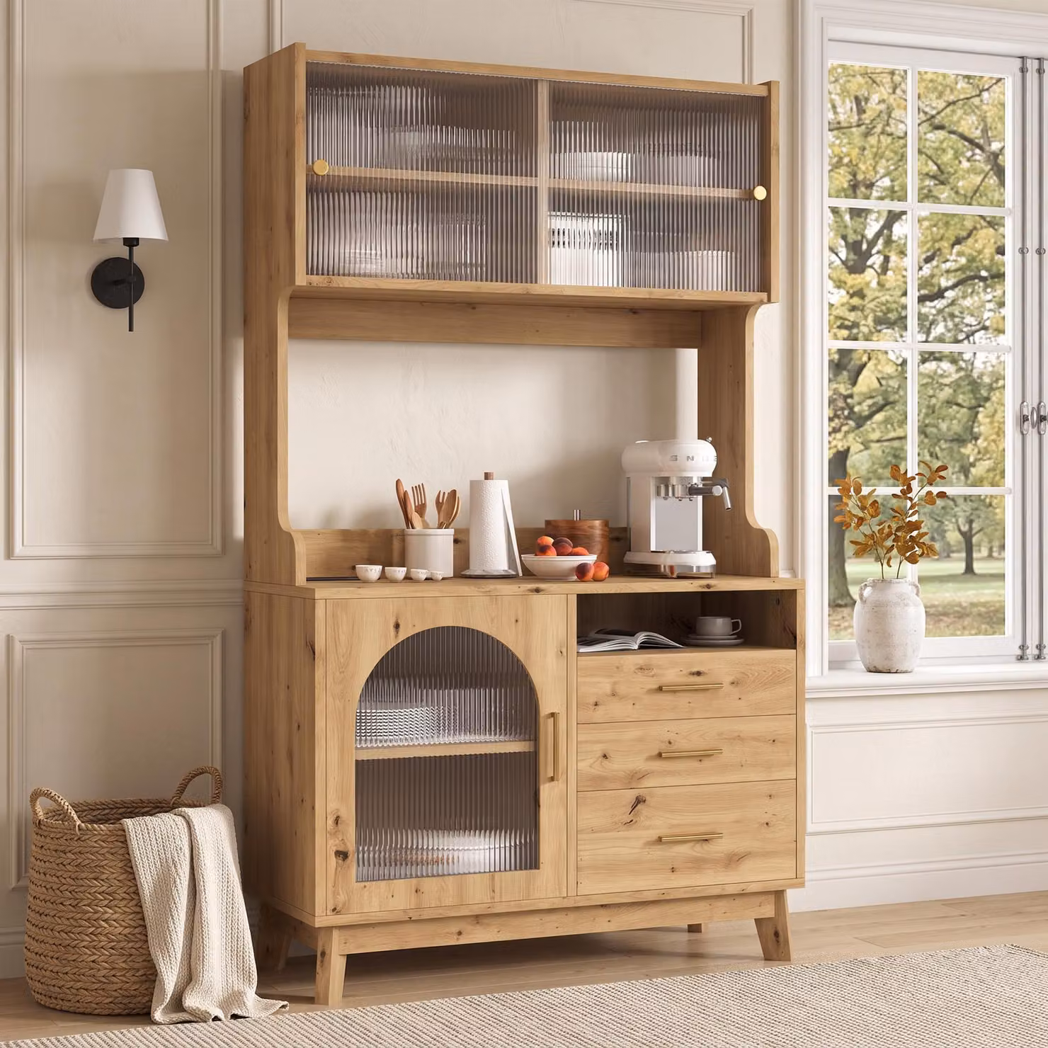 Mobiletto alto per la zona pranzo di Flieks, con scomparti multistrato, credenze con presa di corrente integrata, mobile alto 100,5x40x178 cm, finitura in legno