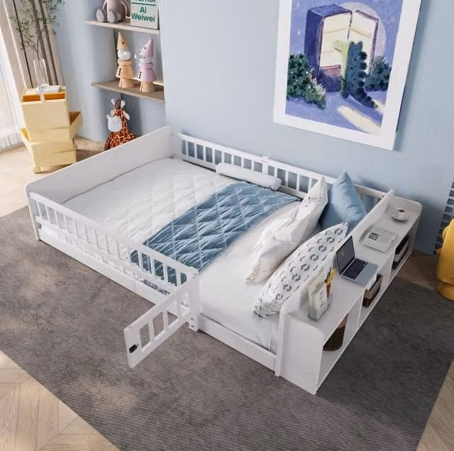 Letto per bambini ULEVR 140x200 cm con vani aperti, ripiani e cancelletto apribile, bianco