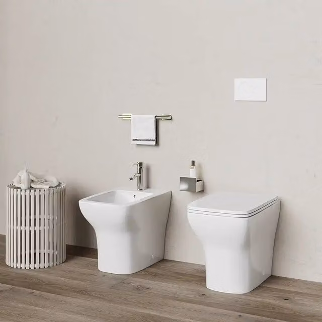 Coppia di sanitari filomuro rimless in ceramica bianca: vaso bidet e copriwc soft-close | Havana