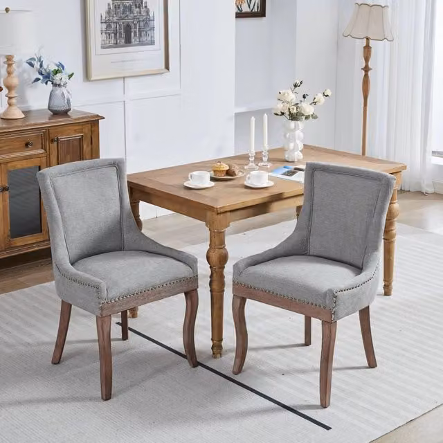 Sedia da pranzo OKWISH in ciniglia grigia con schienale alto, gambe in legno massiccio e dettagli rivettati