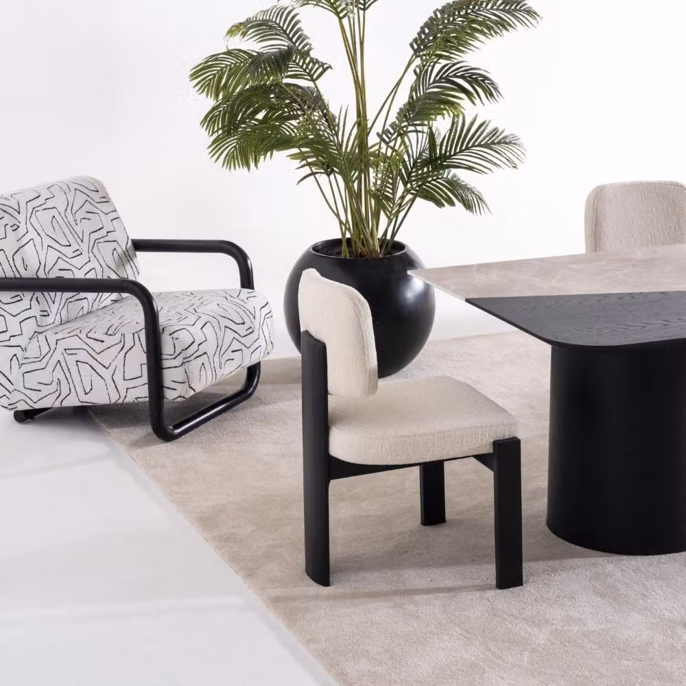 Beiger Holzstuhl im eleganten Design