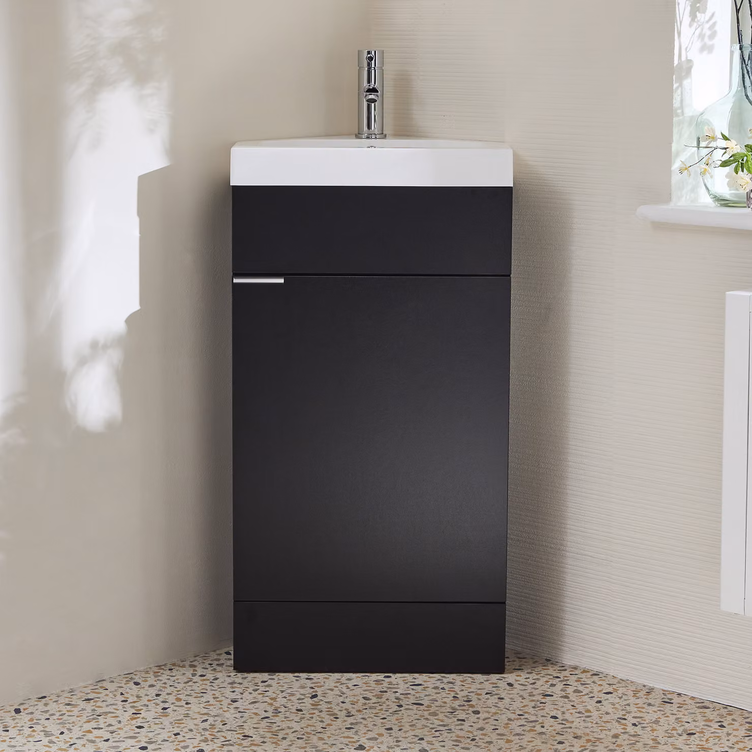 Mobile Bagno a Terra Angolare Grigio Nero da 450mm con Lavabo e Maniglia con Impugnatura a Dito Cromata - Cluo