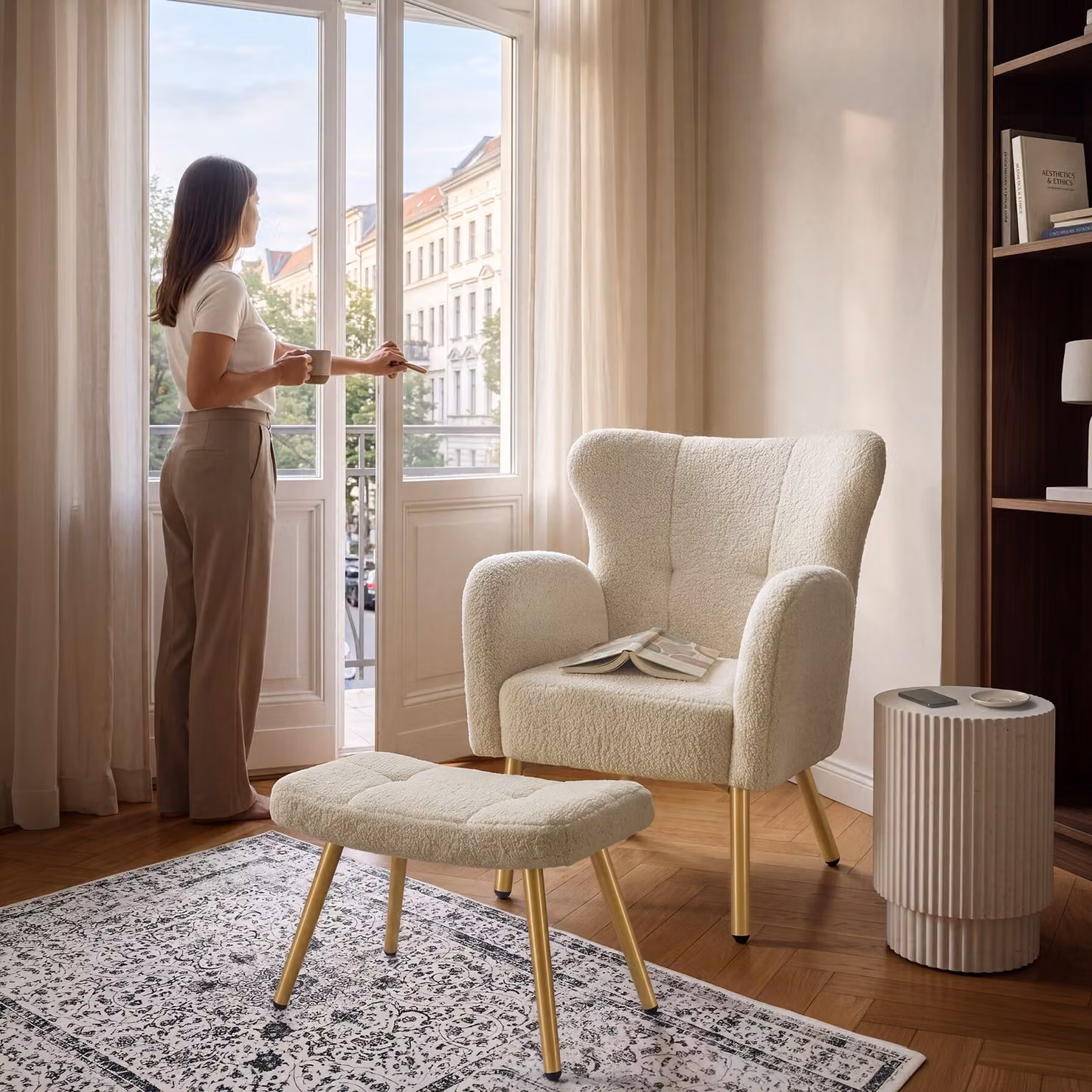Poltrona con poggiapiedi integrato Tectake in stile scandinavo con rivestimento bouclé beige e oro, L/P/H: 92 x 72 x 71 cm – 2