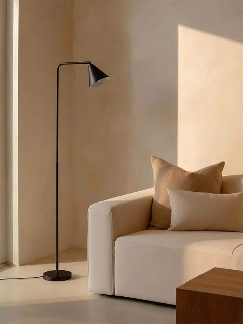 Shine lampada da terra in metallo nera Kenay Home H: 135 cm, L: 37,4 cm, P: 37,4 cm