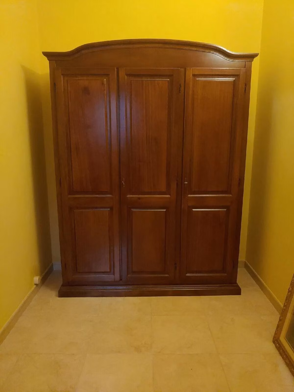 Armadio classico a 3 ante in legno massello Mobili 2G, colore noce, L: 158 cm, P: 56 cm, H: 197 cm – 1