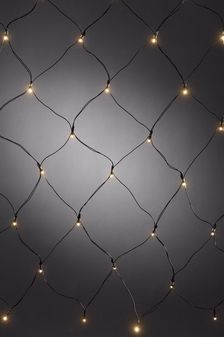 Konstsmide - Catena luminosa a LED, con sensore di luce e timer da 6 e 9 ore, 40 LED bianco caldo, alimentata a batterie, per esterni (IP44), cavo nero, 4 batterie AA da 1,5 V (non incluse); 3723-100