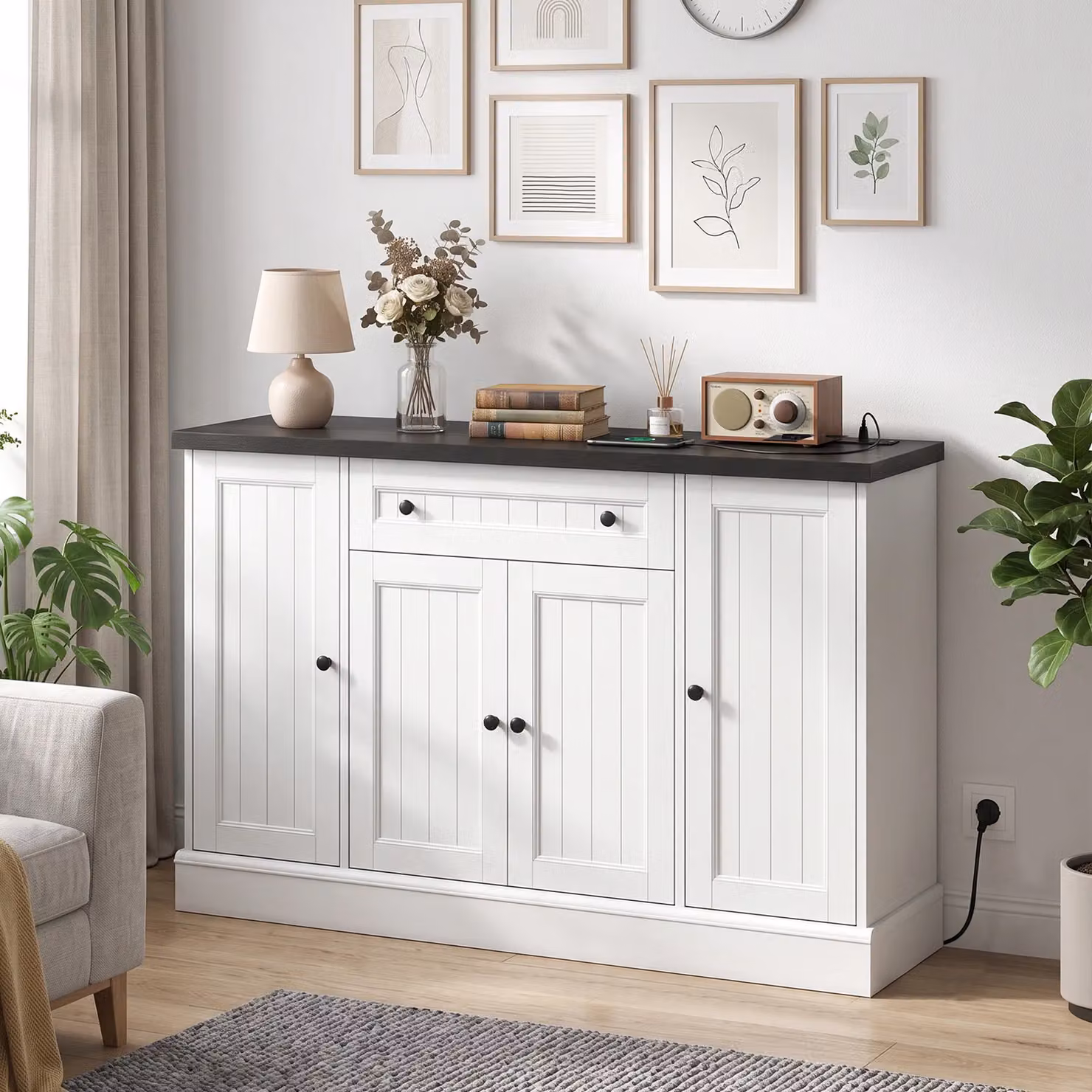 Credenza HOMCOM con Stazione di Ricarica, 4 Ante, Cassetto e Ripiani, Bianco e Nero, L: 120 cm, P: 37,7 cm, H: 40 cm – 2
