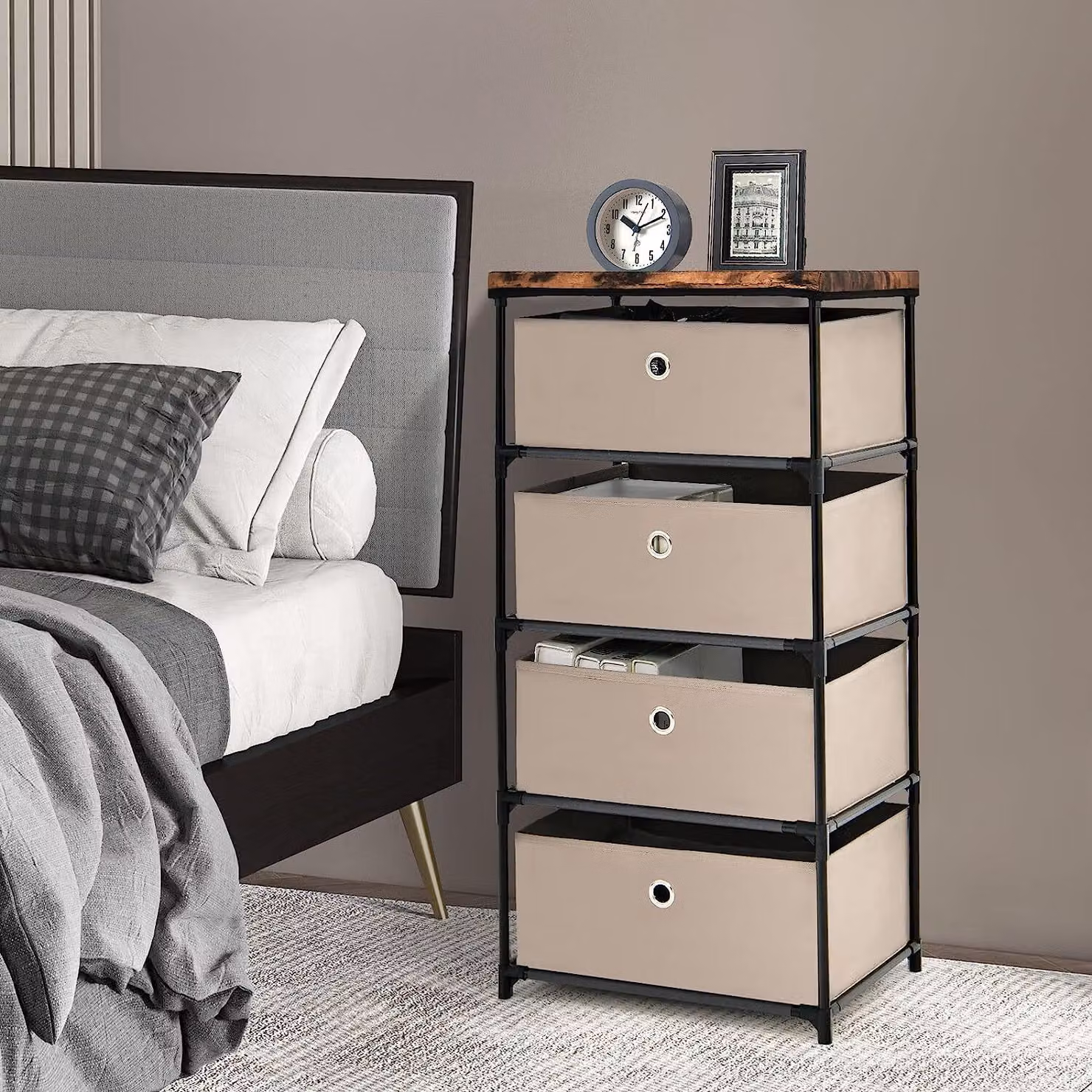 Comodino in tessuto per camera da letto, mobile da bagno salvaspazio con 4 cassetti, con struttura in ferro e robusti raccordi metallici, comodino per armadio a muro (marrone)