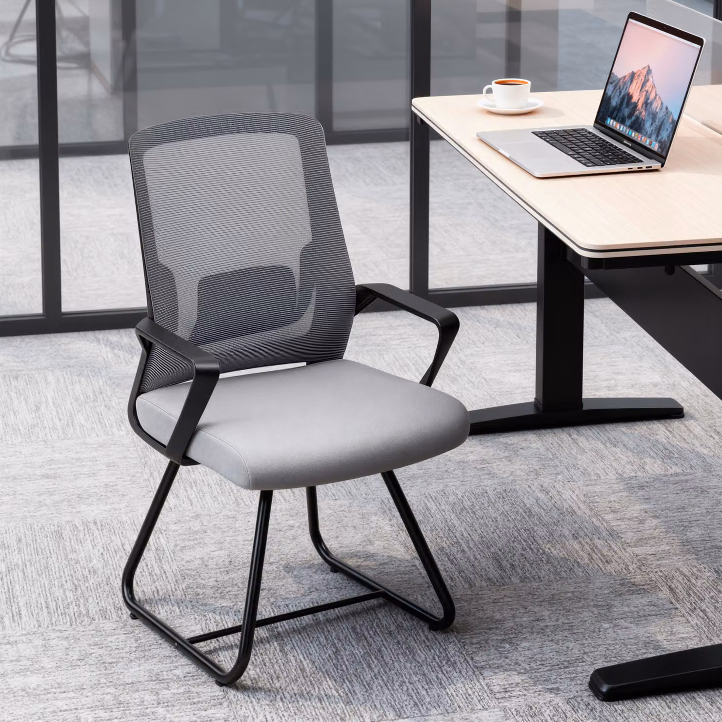 Sedia da ufficio HOMCOM in tessuto e rete con braccioli, grigio scuro, ideale per sala d'attesa e sala conferenze – 2