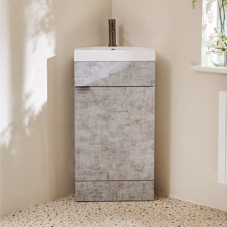 Mobile Bagno a Terra Angolare Grigio Cemento da 450mm con Lavabo e Maniglia con Impugnatura a Dito in Bronzo Spazzolato - Cluo