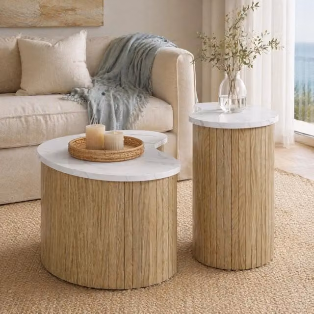 Set di 2 tavolini da salotto moderni MODFU con design curvo e top incastrati in MDF effetto marmo e legno, colori bianco e beige