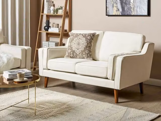 Divano moderno a 2 posti BELIANI in velluto bianco con cuscini coordinati e struttura in legno di quercia oliata L: 150 cm, P: 85 cm, H: 83 cm – 1
