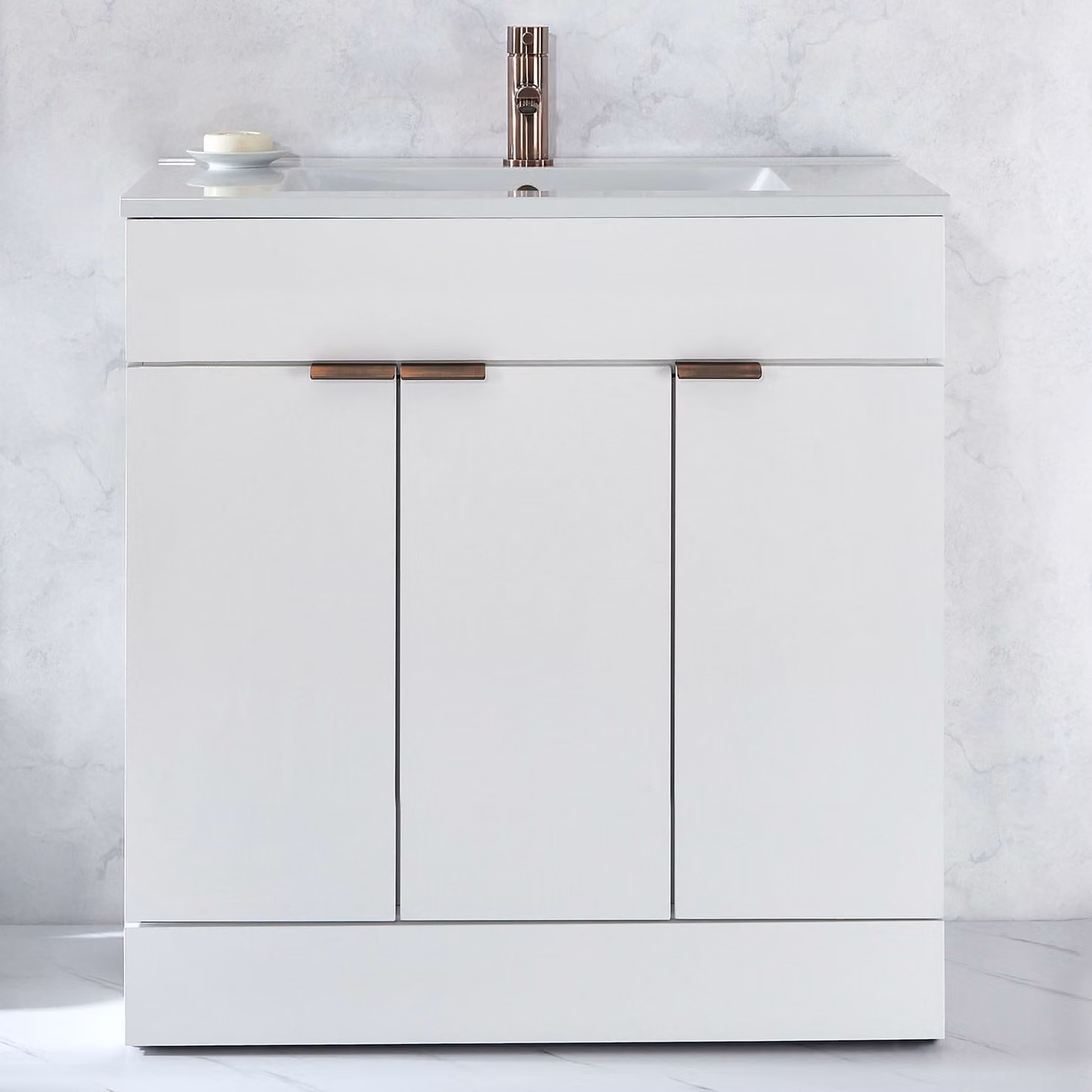 Mobile Bagno a Terra Bianco da 810mm con Lavabo e Maniglie con Impugnatura a Dito in Bronzo Spazzolato - Cluo