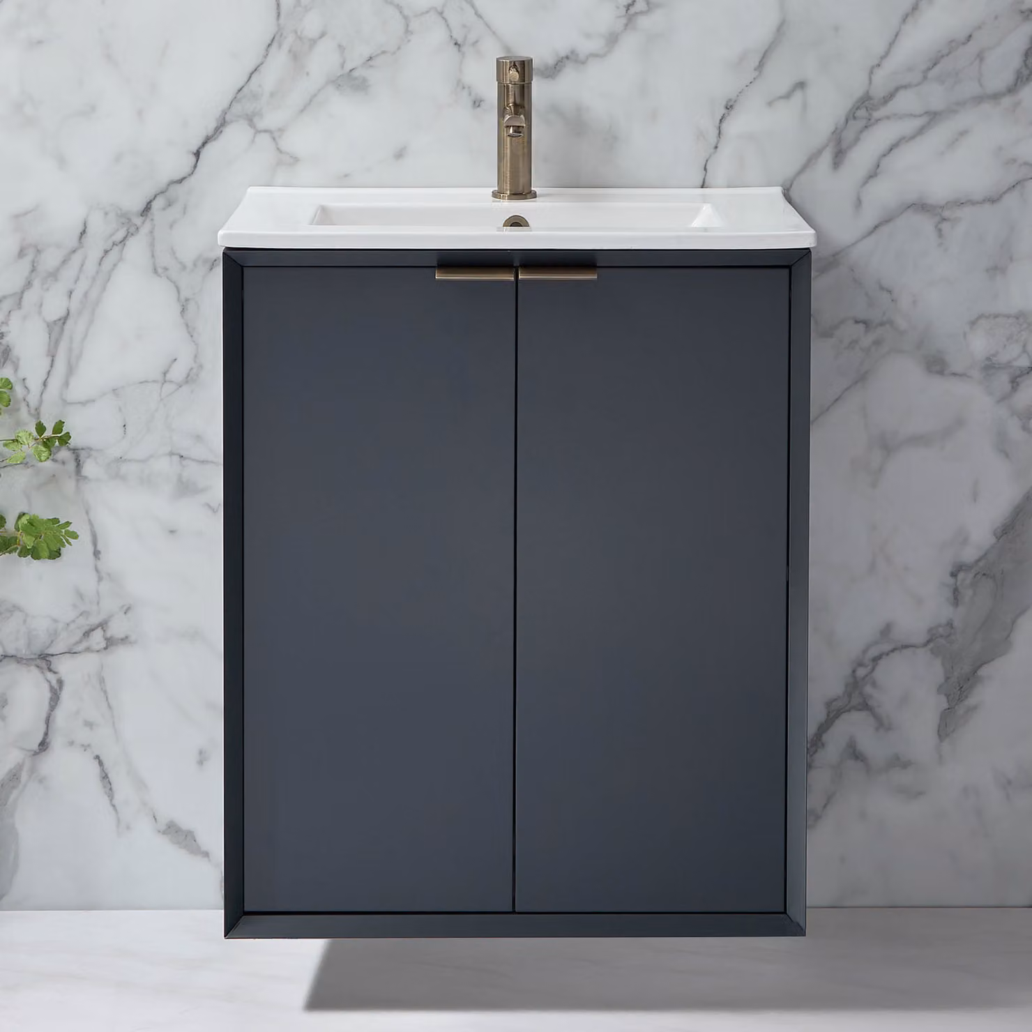 Mobile Bagno Sospeso Antracite 610mm con Lavabo e Maniglie Ottone Spazzolato con Impugnatura a Dito - Edge