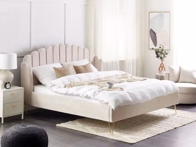 Letto Beliani con rete in tessuto poliestere e gambe in metallo, testata capitonné beige, L/P: 180 x 200 cm – 1