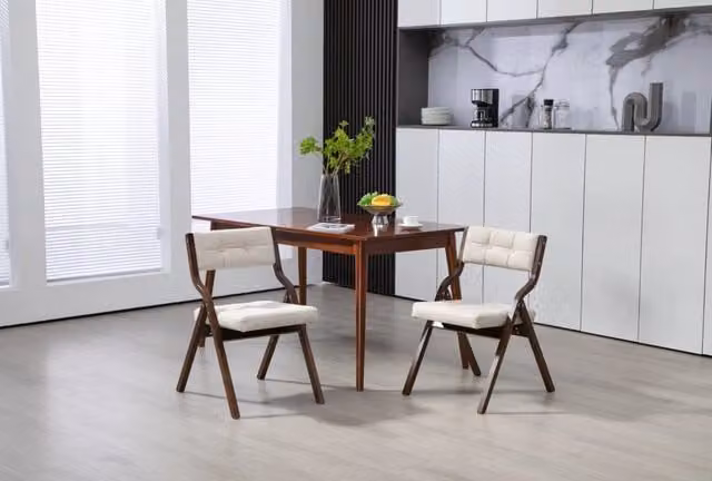Set di 2 sedie pieghevoli ULEVR in legno con seduta e schienale imbottiti in velluto crema