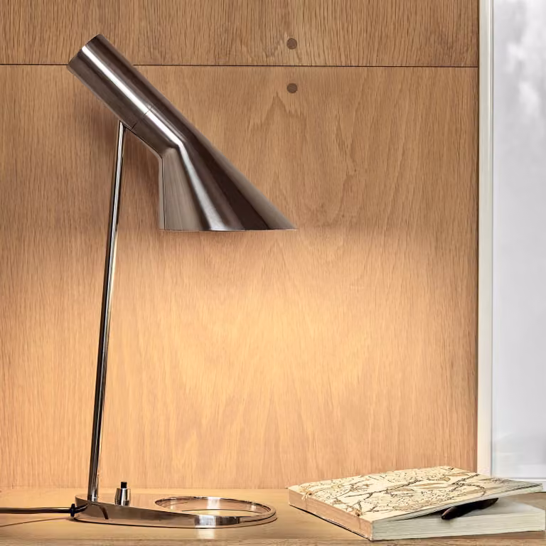 Louis Poulsen Lampada da tavolo di design AJ, Alluminio / Grigio / Zincato, Soggiorno / Sala da pranzo, Metallo, Design, Lampada da tavolo