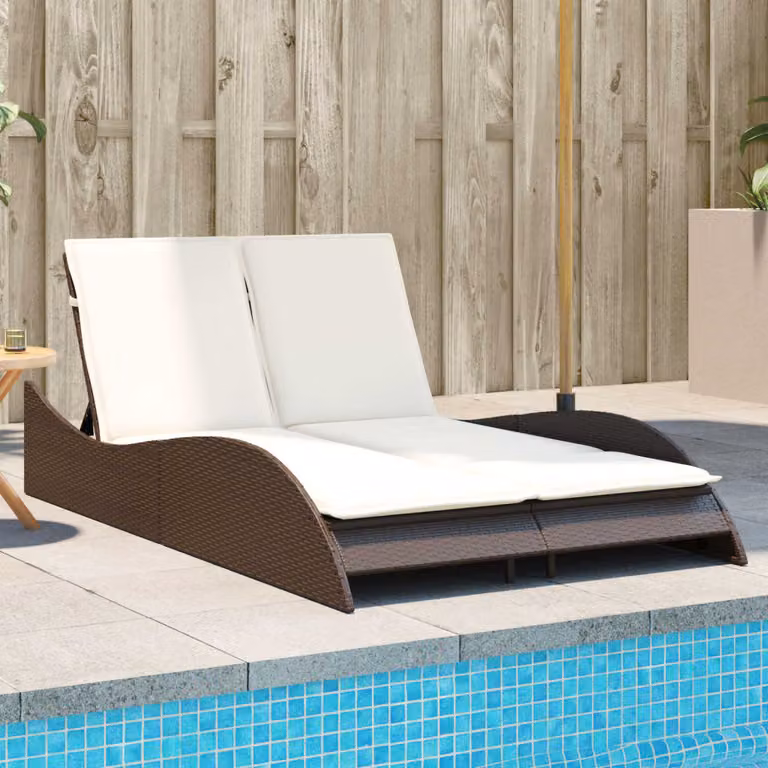 vidaXL Lettino Prendisole in Polyrattan Marrone con Cuscini Bianchi L: 114 cm, P: 205 cm, H: 73 cm
