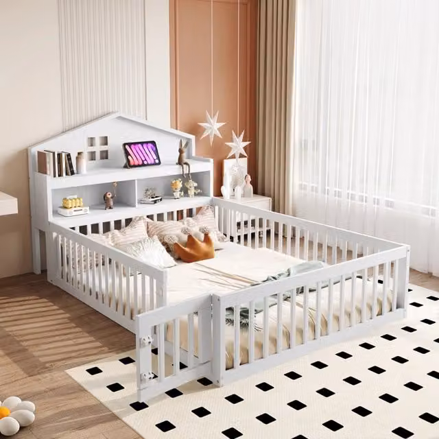 Letto a casetta per bambini in legno, 140 x 200 cm, con sponde protettive, mensole, porta e rete a doghe