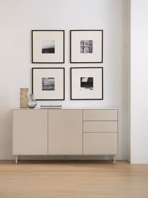 Credenza Qbic Kenay Home color tartaruga e beige con dettagli in metallo per soggiorno e sala da pranzo