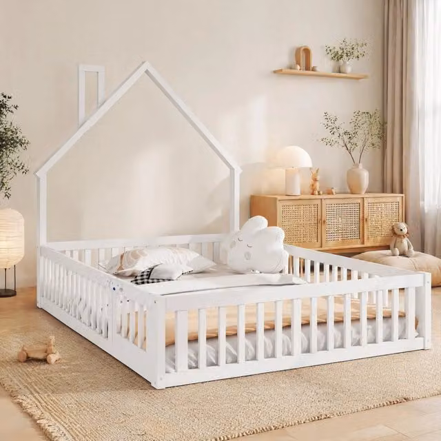 Letto per bambini ULEVR 140x190 cm con design a camino, barriera di sicurezza e rete a doghe, bianco