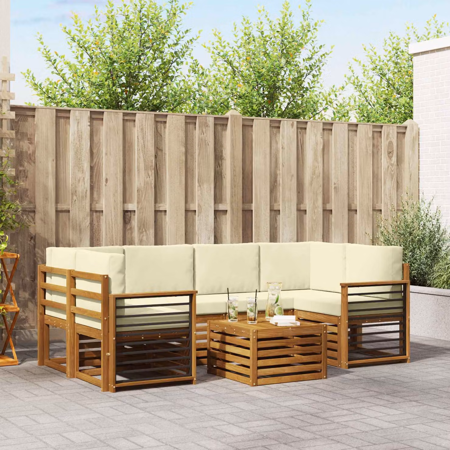 Set di divani da esterno vidaXL a forma di L in legno di acacia con tavolo da caffè e cuscini, beige e bianco
